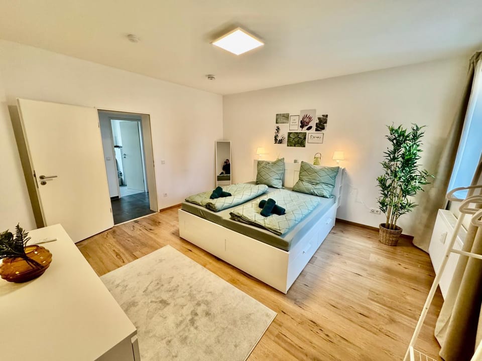Bed, Photo of the whole room, Seating area, Bedroom