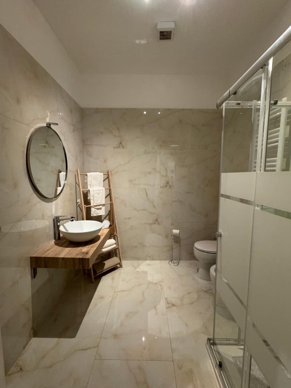 Shower, Toilet, Bathroom, towels