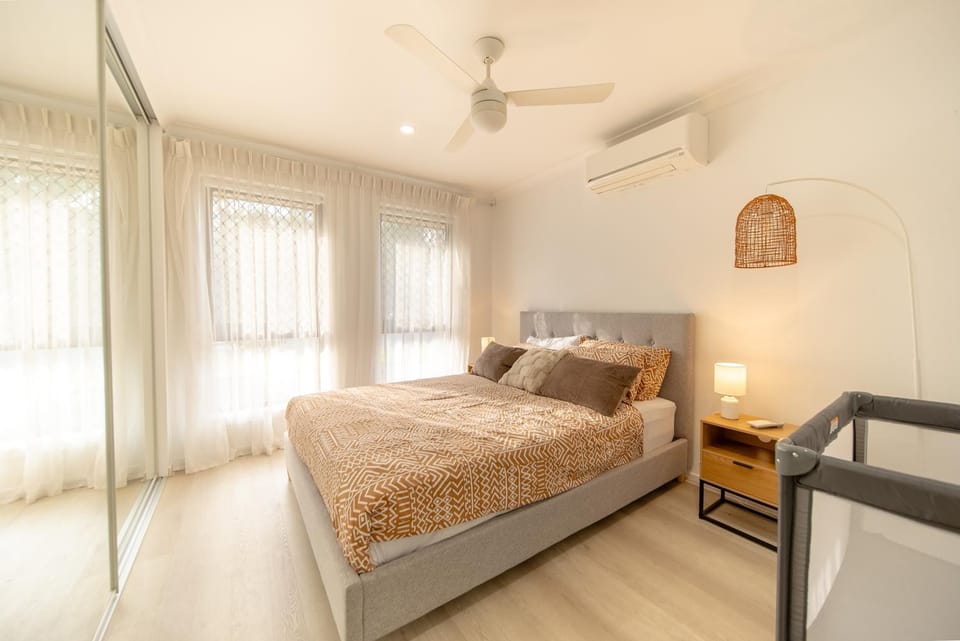 3BR Little Coastal Boho Home - Neverending Summer Fun near Themeparks & close to M1 exit House in Coomera