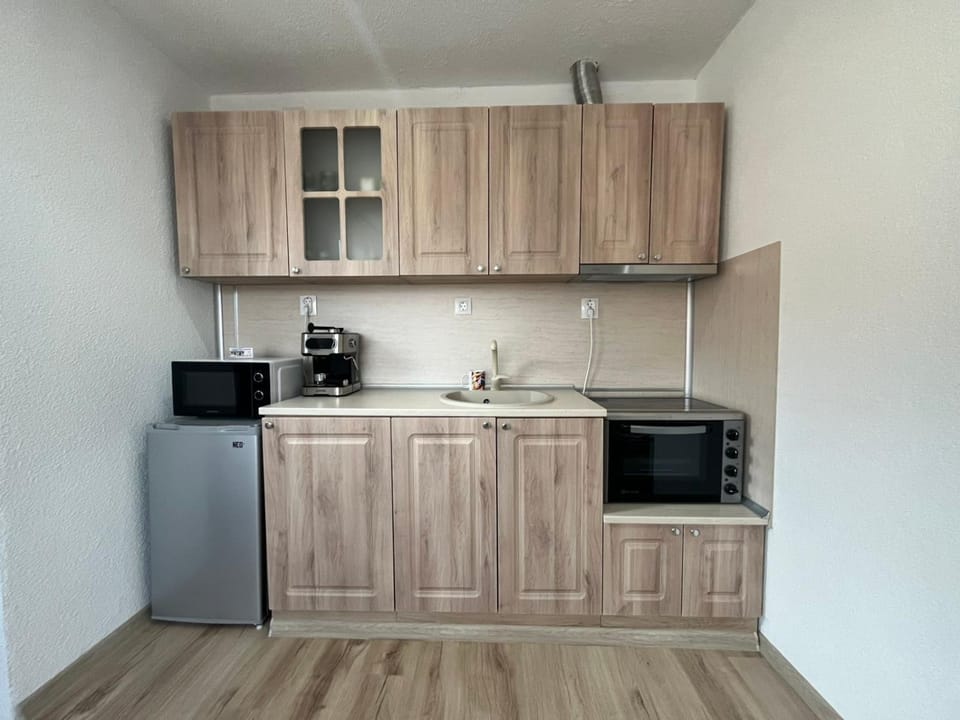 Coffee/tea facilities, Kitchen or kitchenette, oven, stove