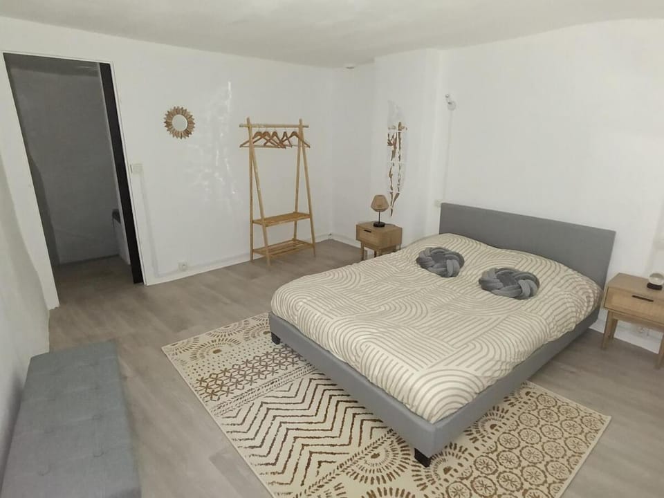 Bed, Photo of the whole room, Bedroom, wardrobe
