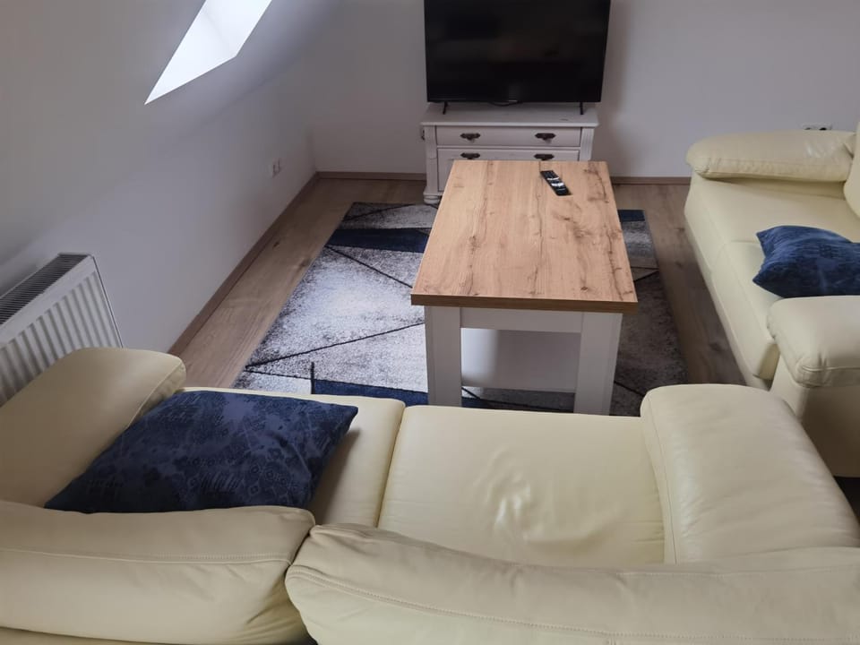 Communal lounge/ TV room, TV and multimedia, Living room, Evening entertainment