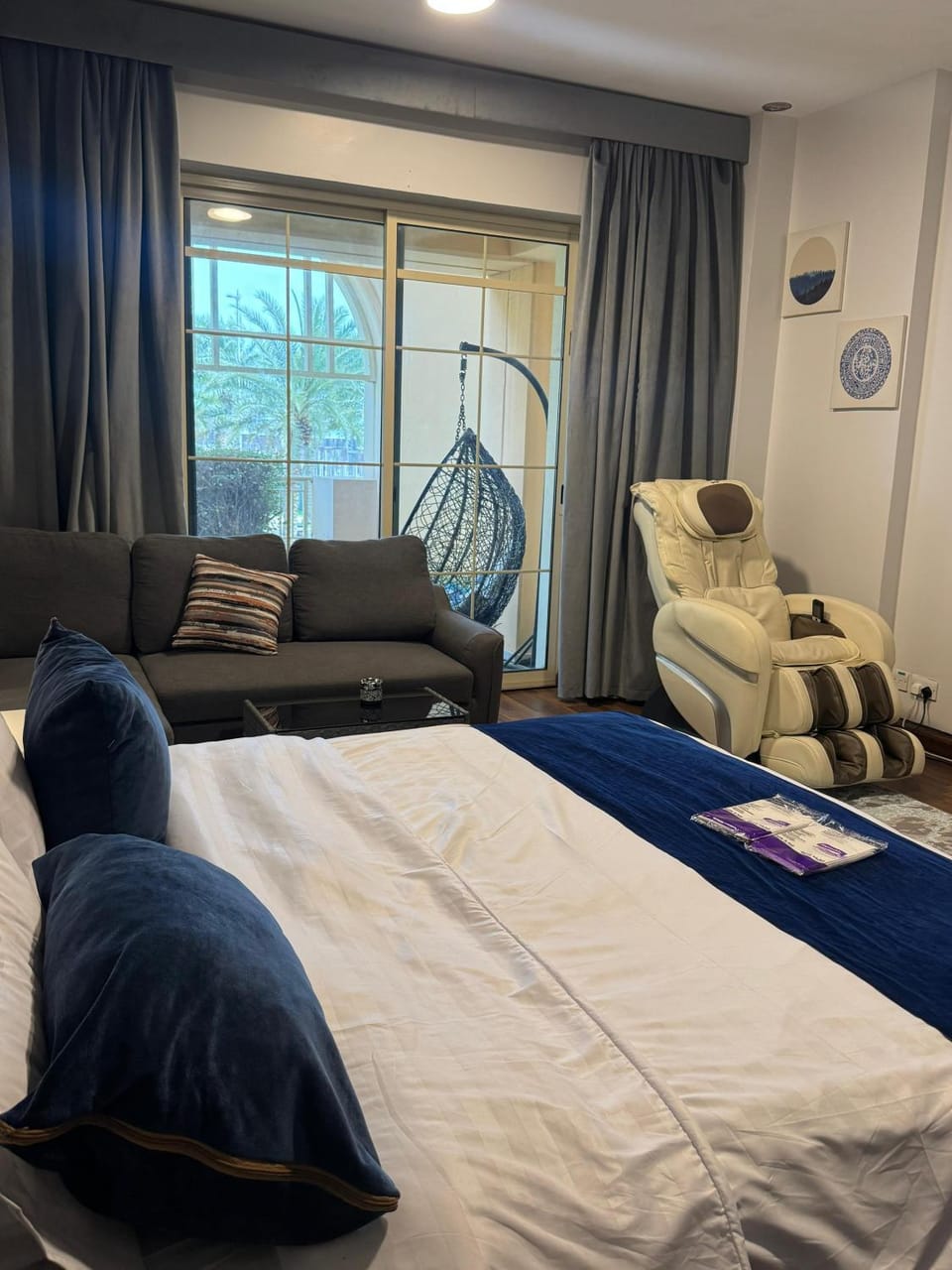 Bed, Photo of the whole room, Seating area, Bedroom