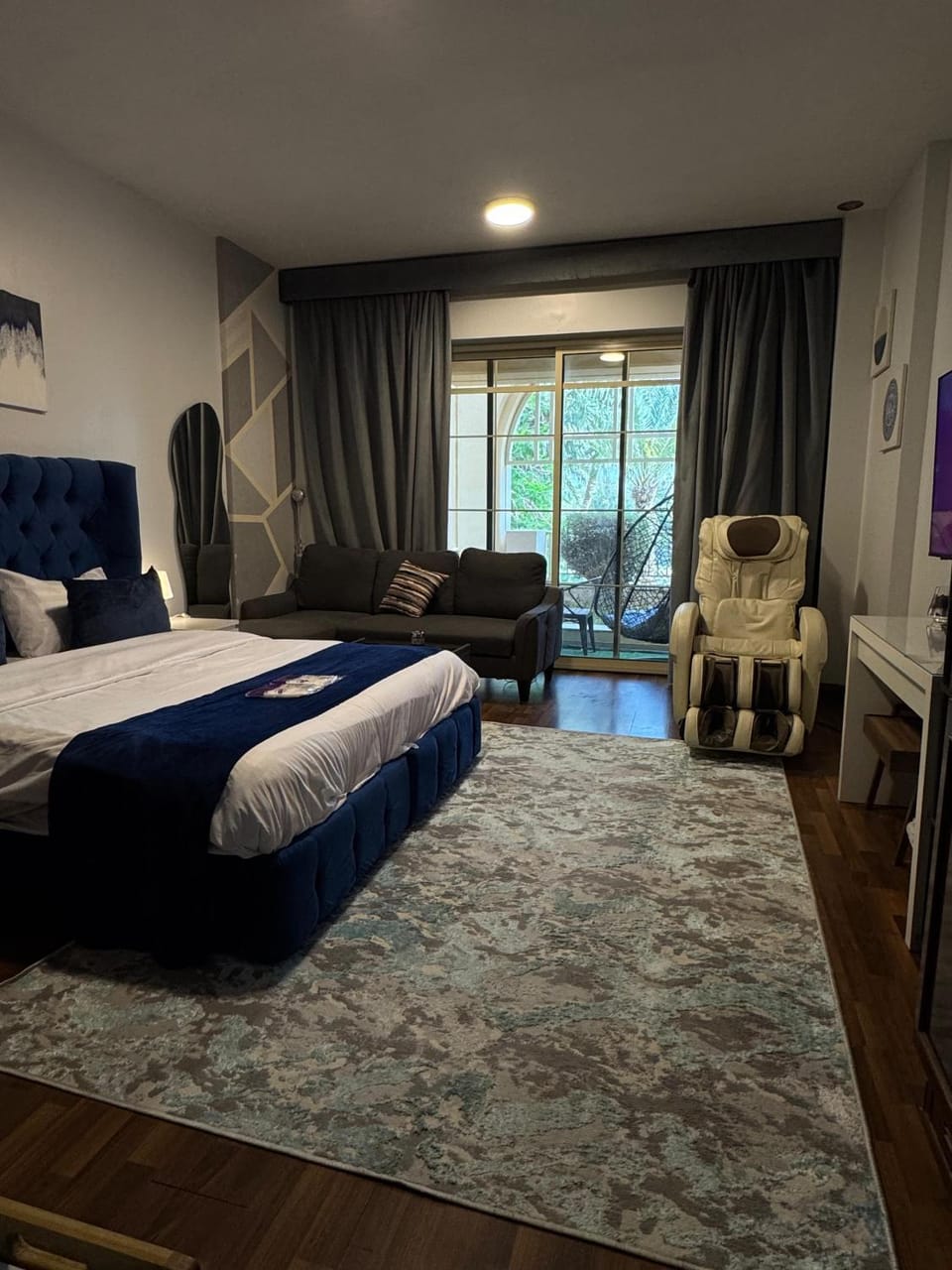 Bed, Living room, Photo of the whole room, Seating area, Bedroom