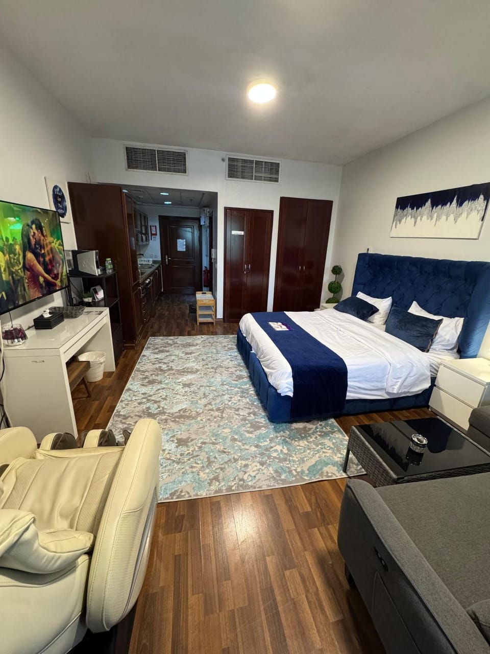 Bed, TV and multimedia, Living room, Photo of the whole room, Seating area, Bedroom