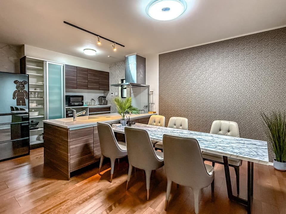 Kitchen or kitchenette, Dining area