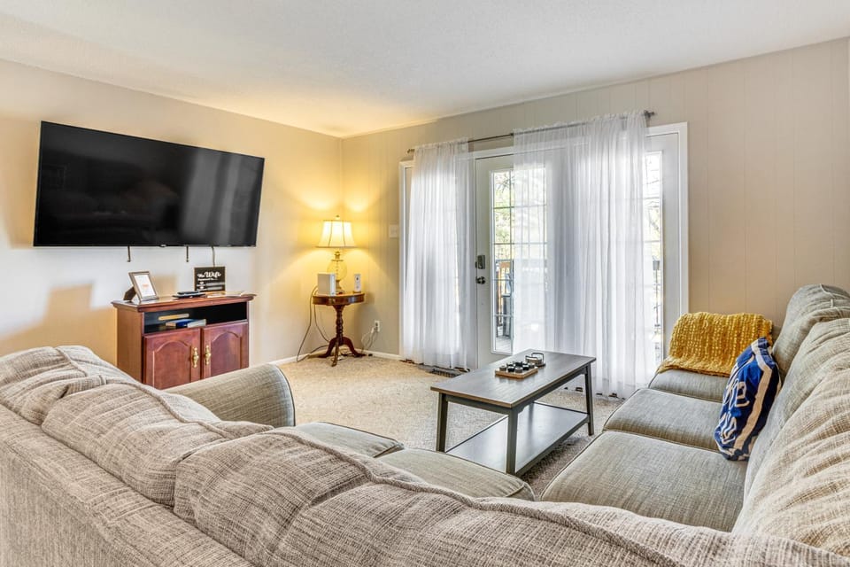 4 Mi to Greers Ferry Lake Condo with Deck and Balcony Apartment in Fairfield Bay