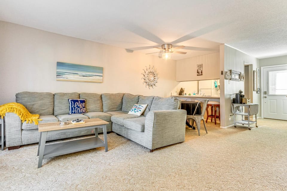 4 Mi to Greers Ferry Lake Condo with Deck and Balcony Apartment in Fairfield Bay