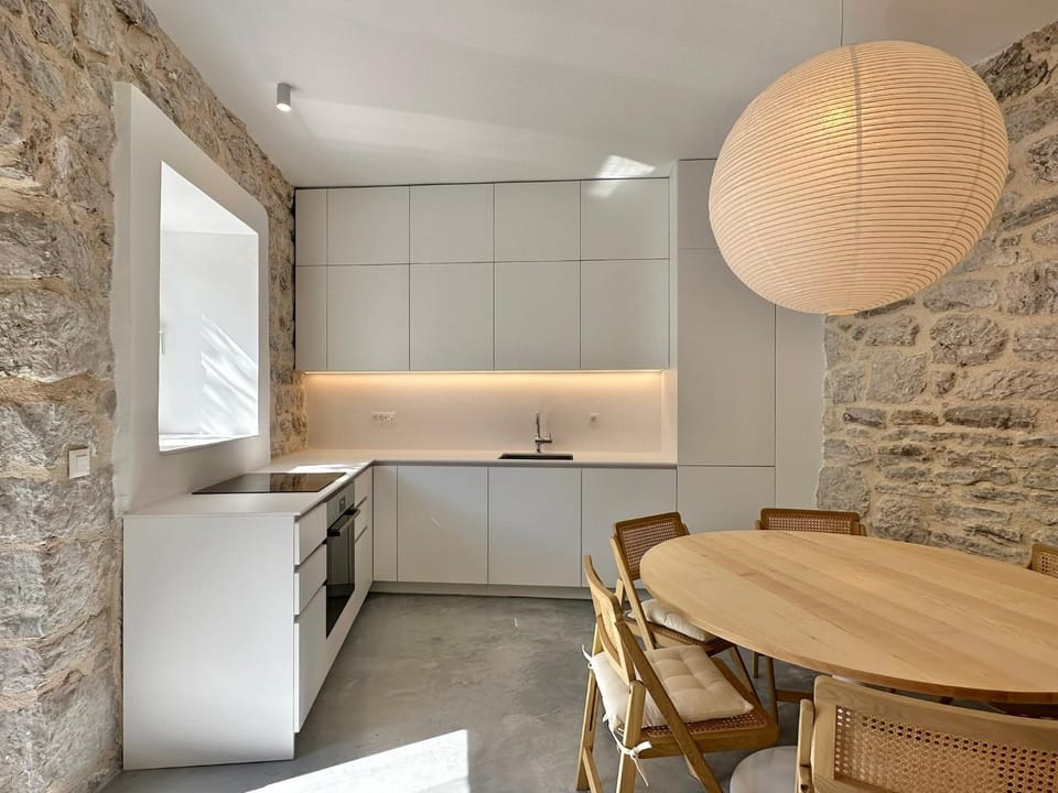 Kitchen or kitchenette, Dining area