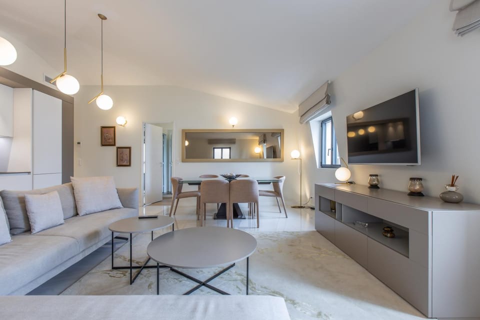 TV and multimedia, Living room, Seating area, Dining area