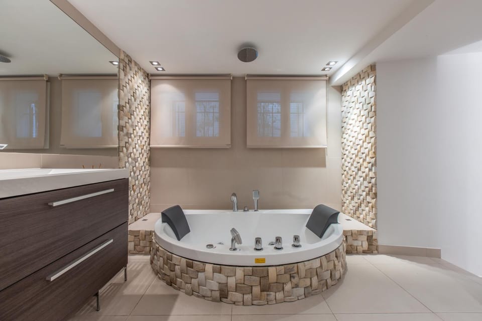 Hot Tub, Bath