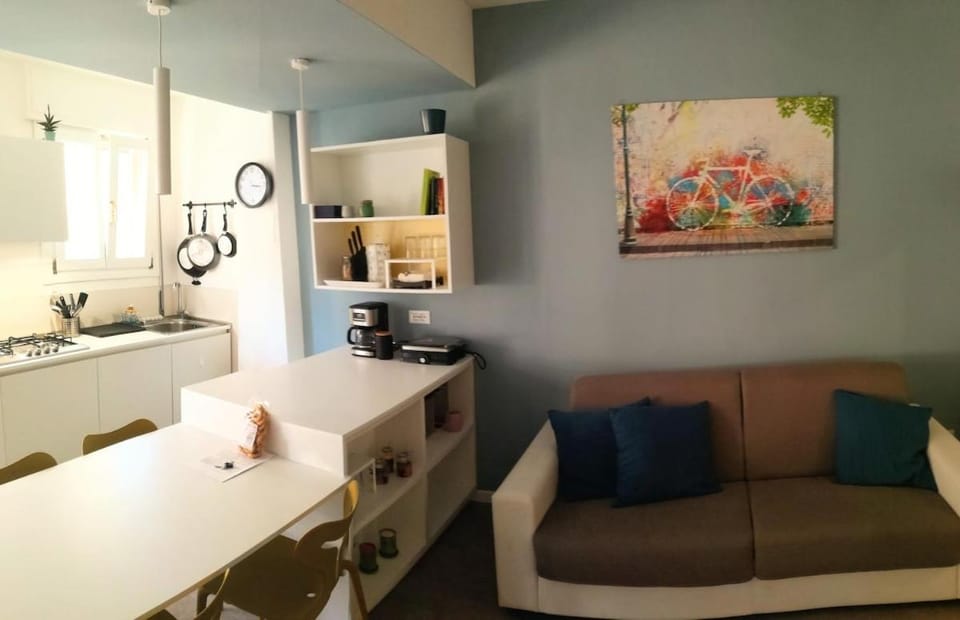 Kitchen or kitchenette, Living room, Seating area, Dining area