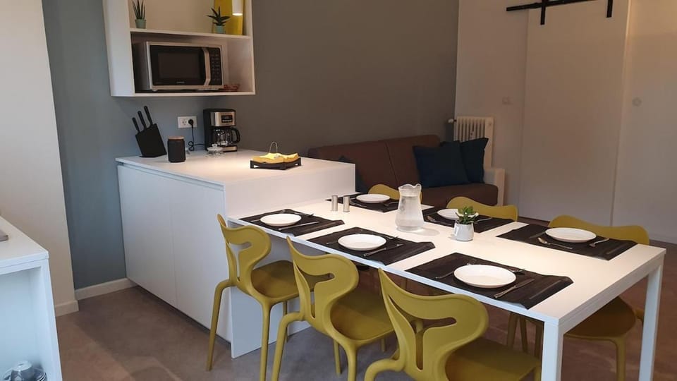 Coffee/tea facilities, Kitchen or kitchenette, Dining area, oven, stove