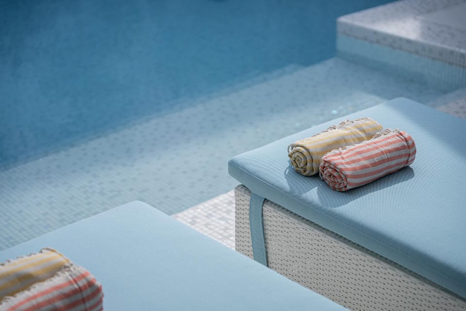 Swimming pool, sunbed, towels