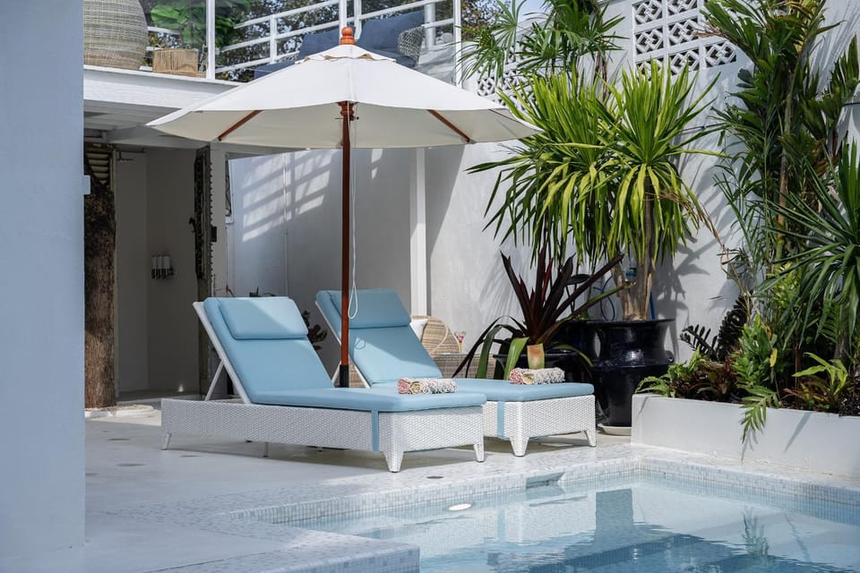 Swimming pool, sunbed