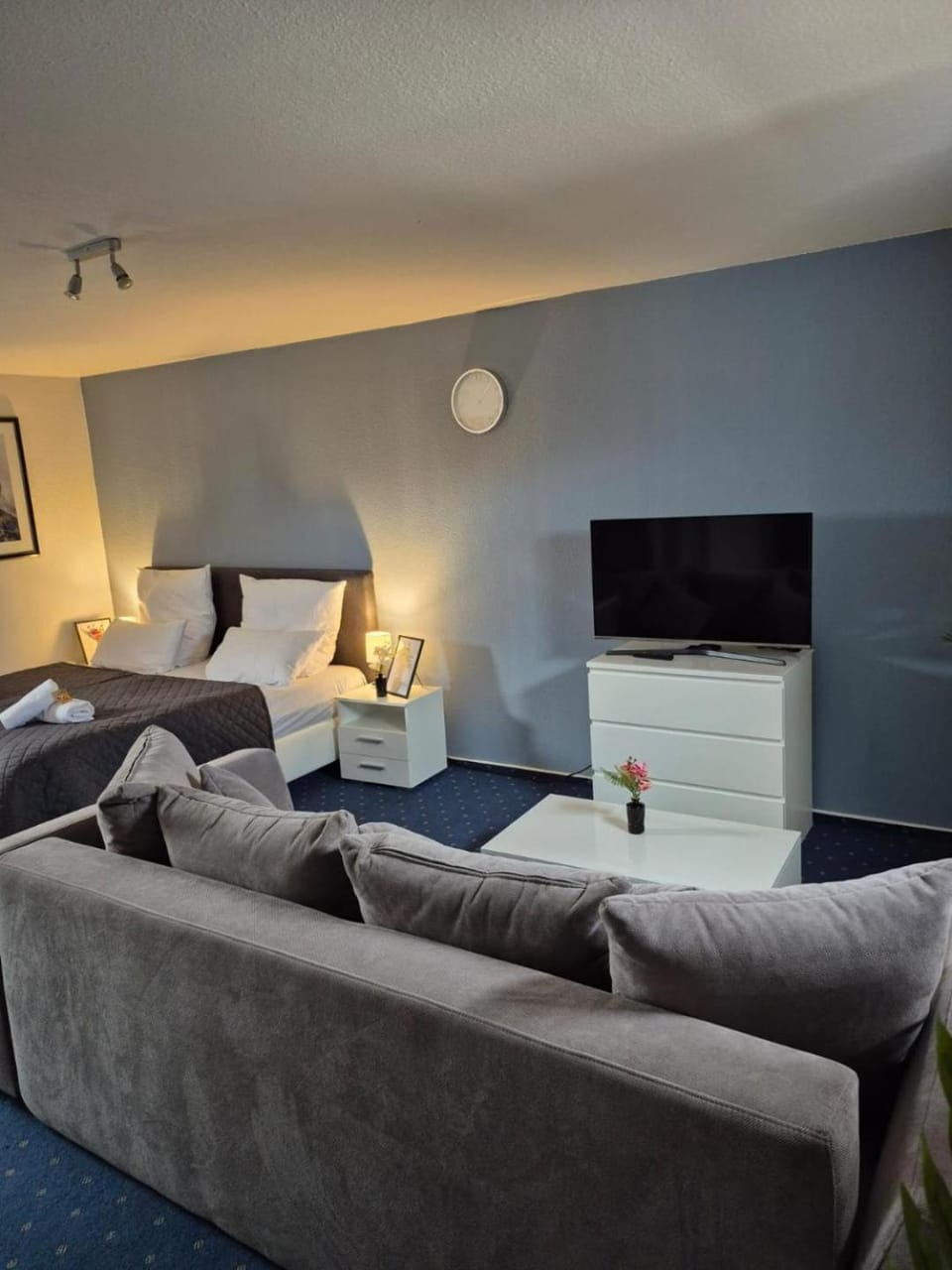 Bed, TV and multimedia, Living room, Photo of the whole room, Seating area, Bedroom