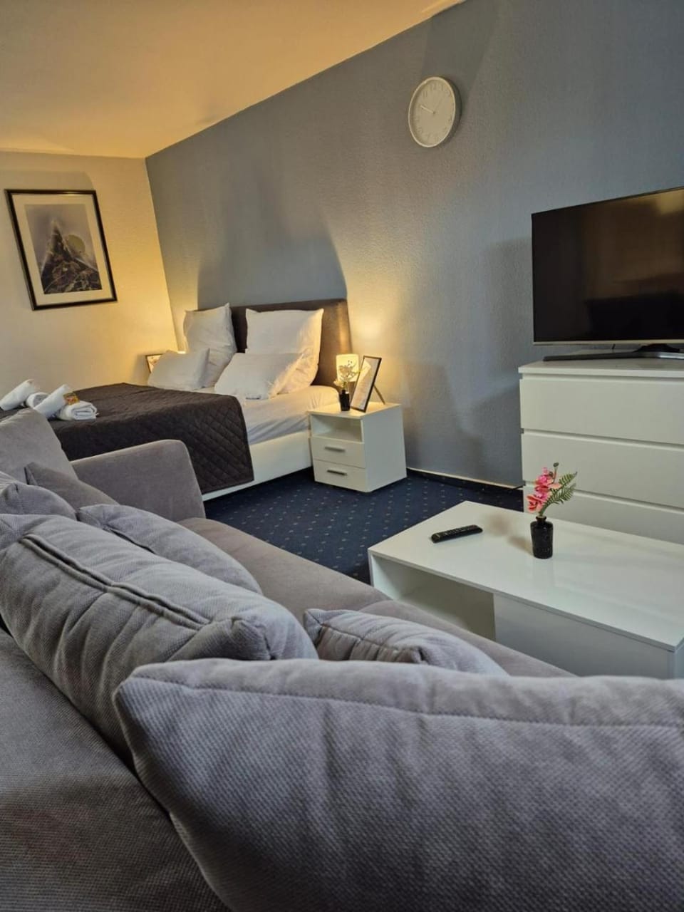 Communal lounge/ TV room, Bed, TV and multimedia, Living room, Photo of the whole room, Seating area, Evening entertainment, Bedroom