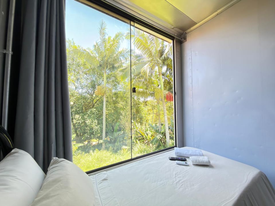 Bed, Bedroom, Garden view, towels