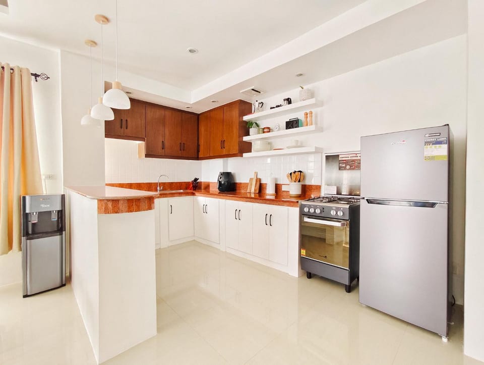 Coffee/tea facilities, Kitchen or kitchenette, oven, stove, toaster