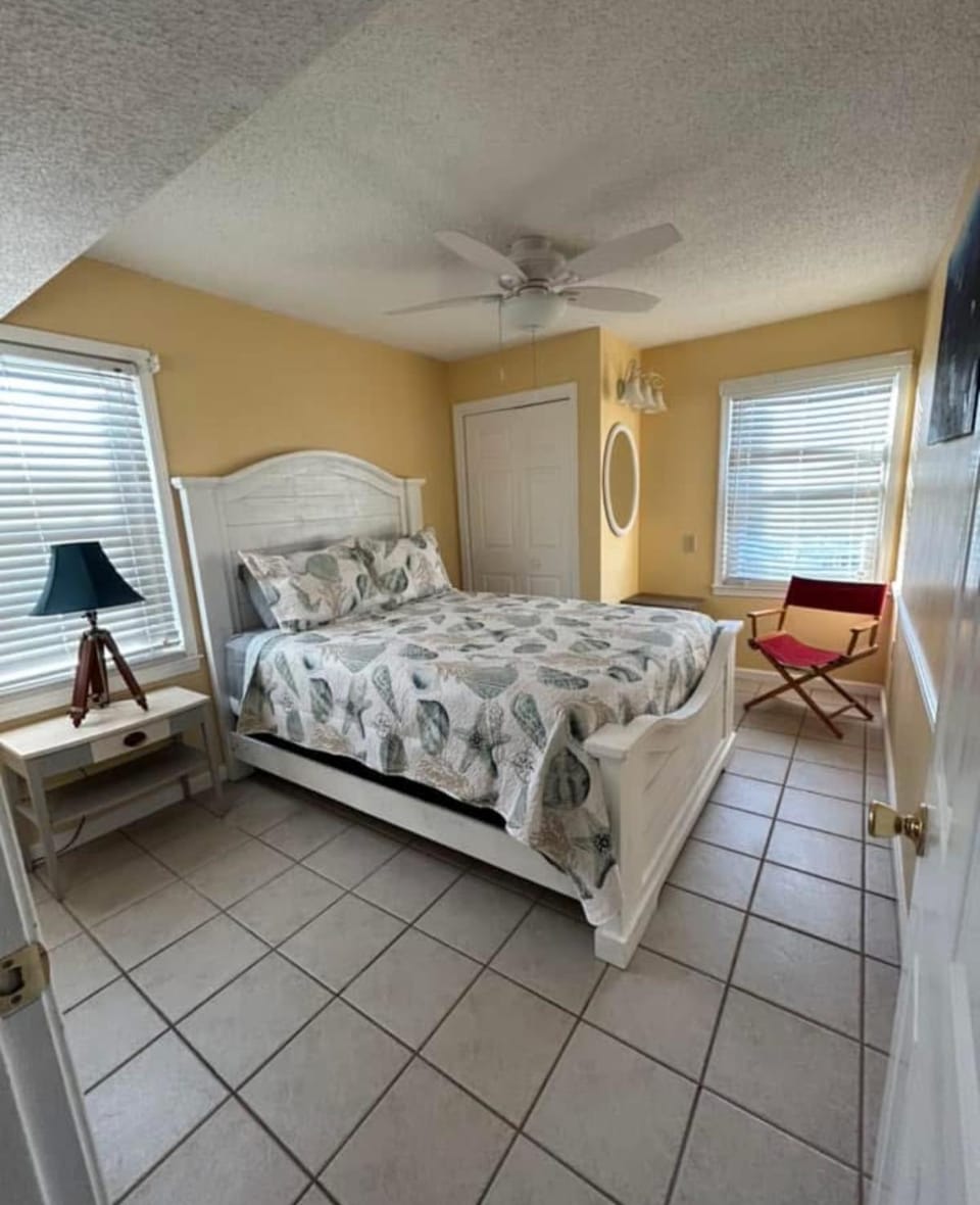 3 bedroom walk to garden city pier Apartment in Garden City