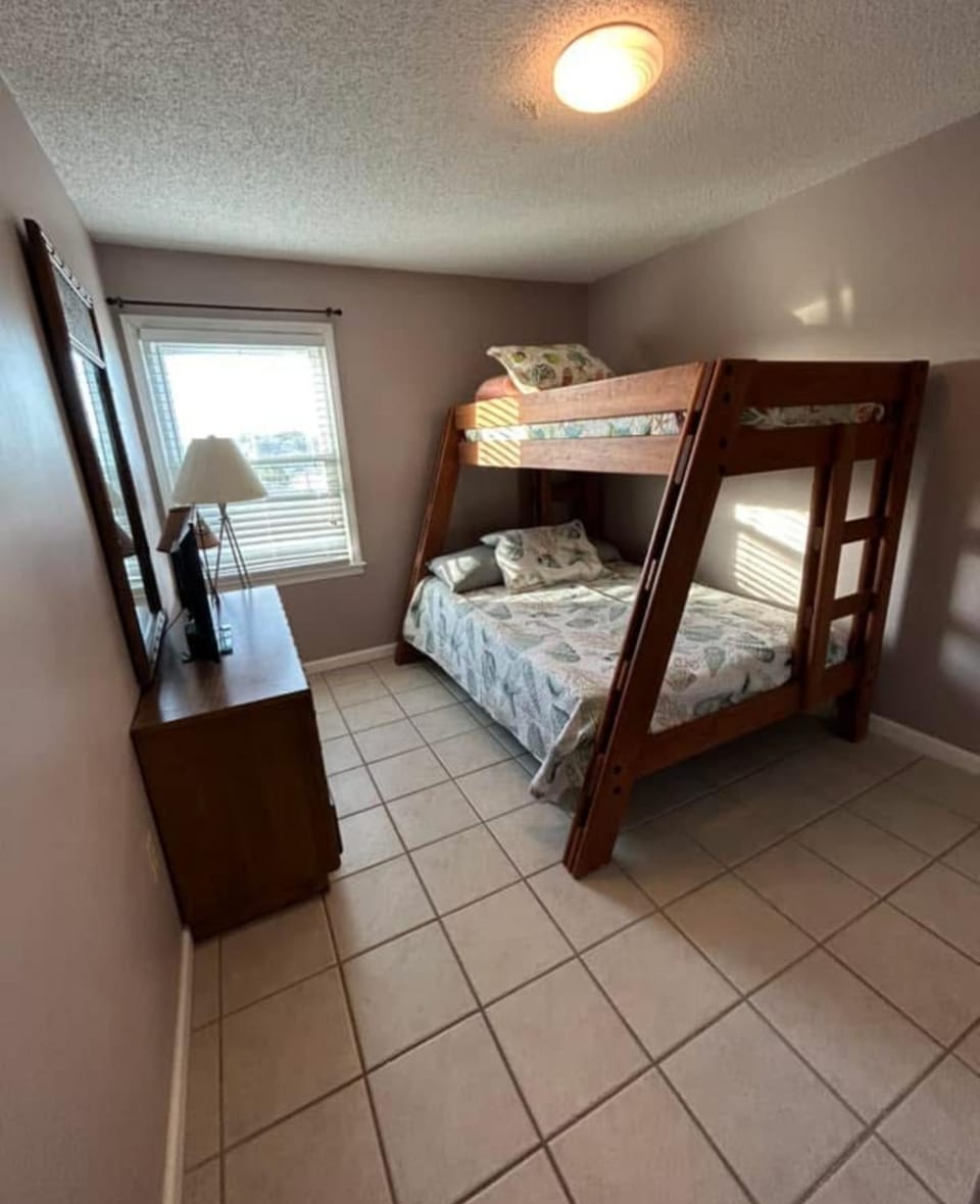 3 bedroom walk to garden city pier Apartment in Garden City