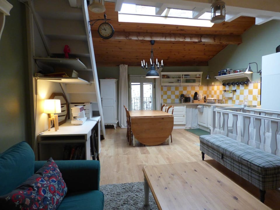 Kitchen or kitchenette, Living room, Seating area, Dining area