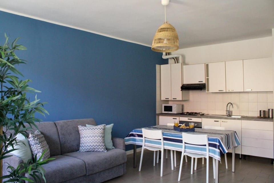 Kitchen or kitchenette, Living room, Seating area, Dining area, microwave, oven