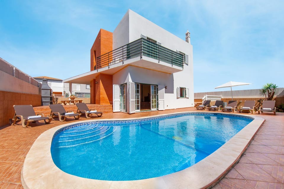 Property building, Patio, Day, Pool view, Swimming pool, sunbed
