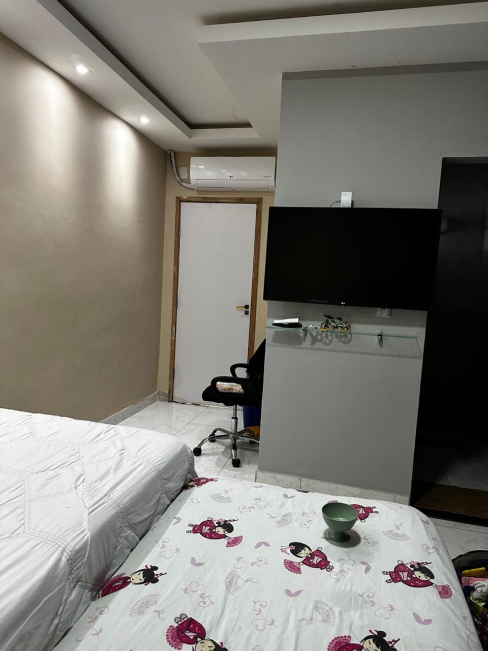 Bed, air conditioner