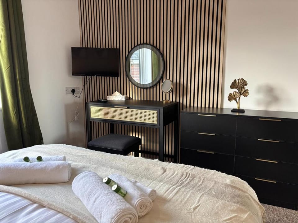 Bed, TV and multimedia, Bedroom, towels