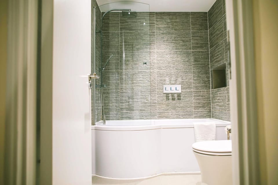 Shower, Toilet, Bathroom, Bath