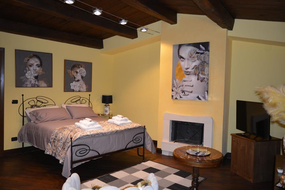 Bed, TV and multimedia, Photo of the whole room, towels