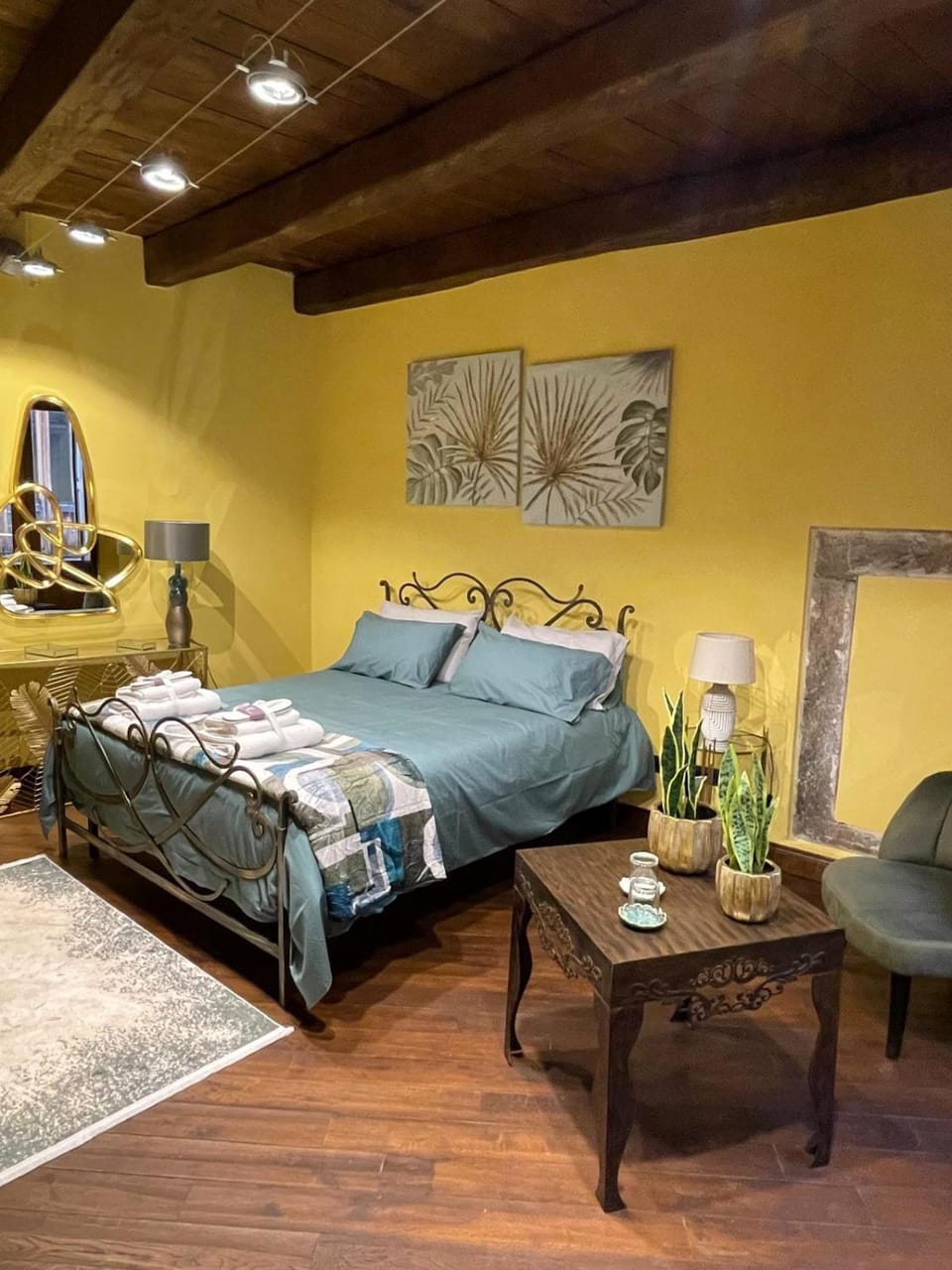 Bed, Seating area, Bedroom