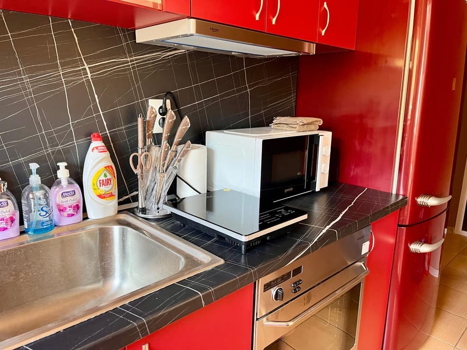 Kitchen or kitchenette, Kitchen or kitchenette, Communal kitchen, microwave, oven, kitchen