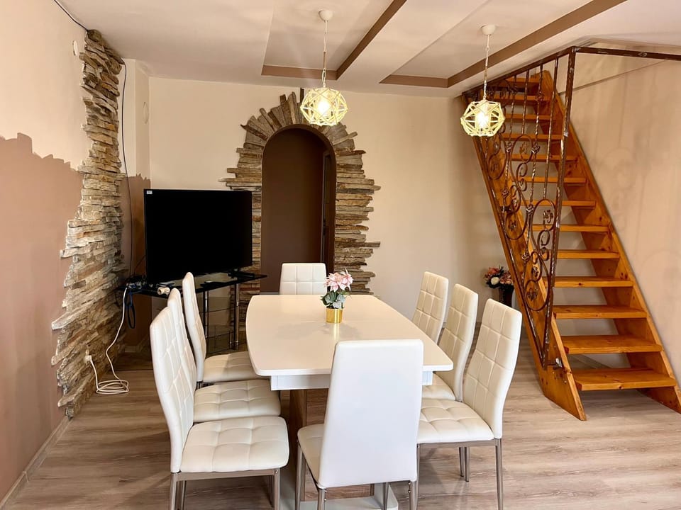 Communal lounge/ TV room, Living room, Seating area