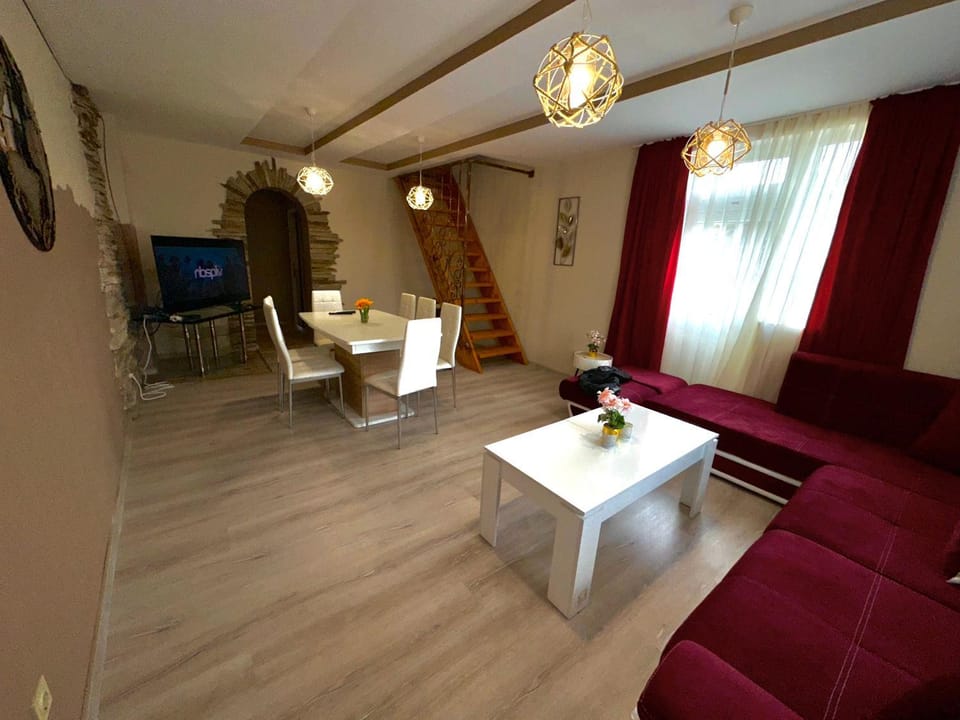 Restaurant/places to eat, TV and multimedia, Living room, Seating area