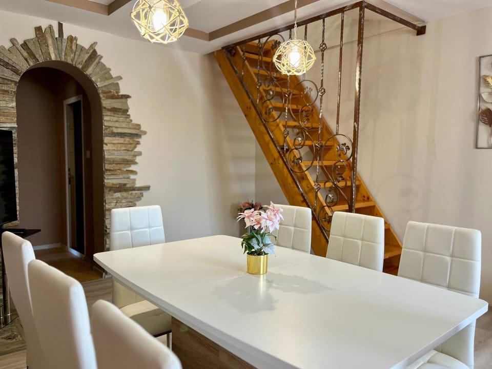 Photo of the whole room, Dining area