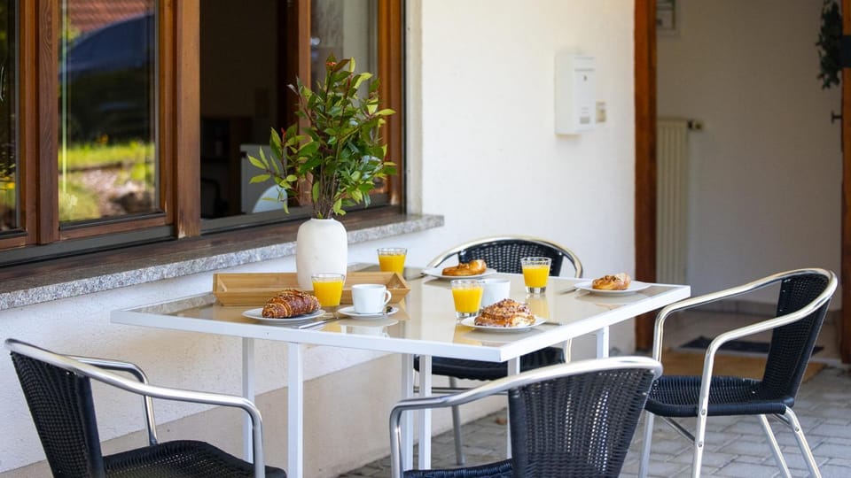 Property building, Garden, Balcony/Terrace, Dining area