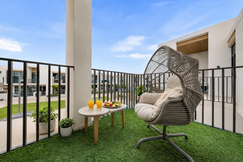 Balcony/Terrace, Quiet street view