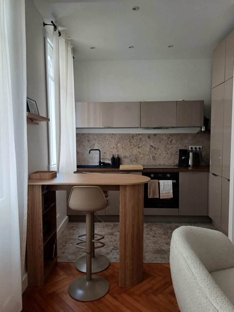Coffee/tea facilities, Kitchen or kitchenette, Dining area, stove