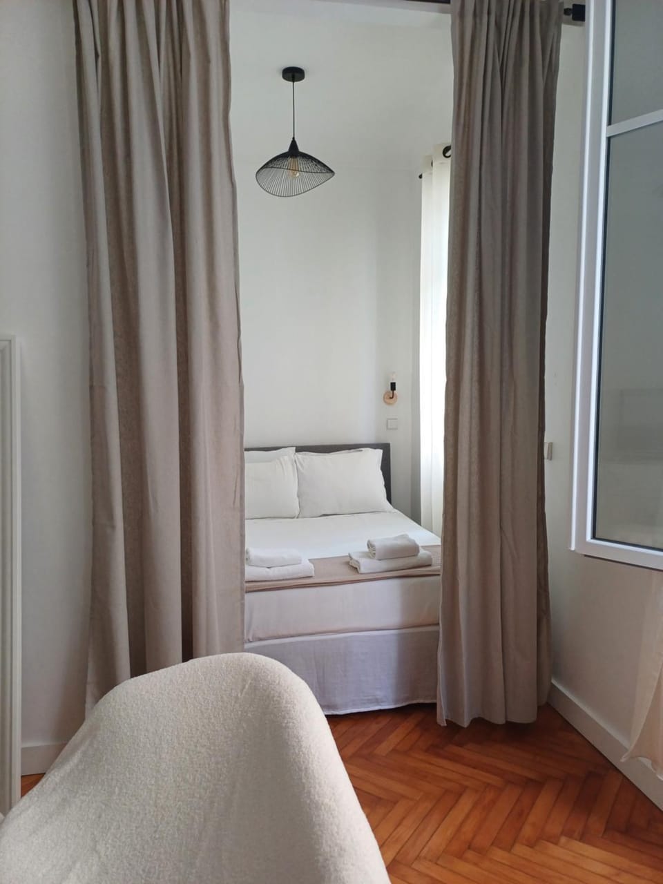Bed, towels