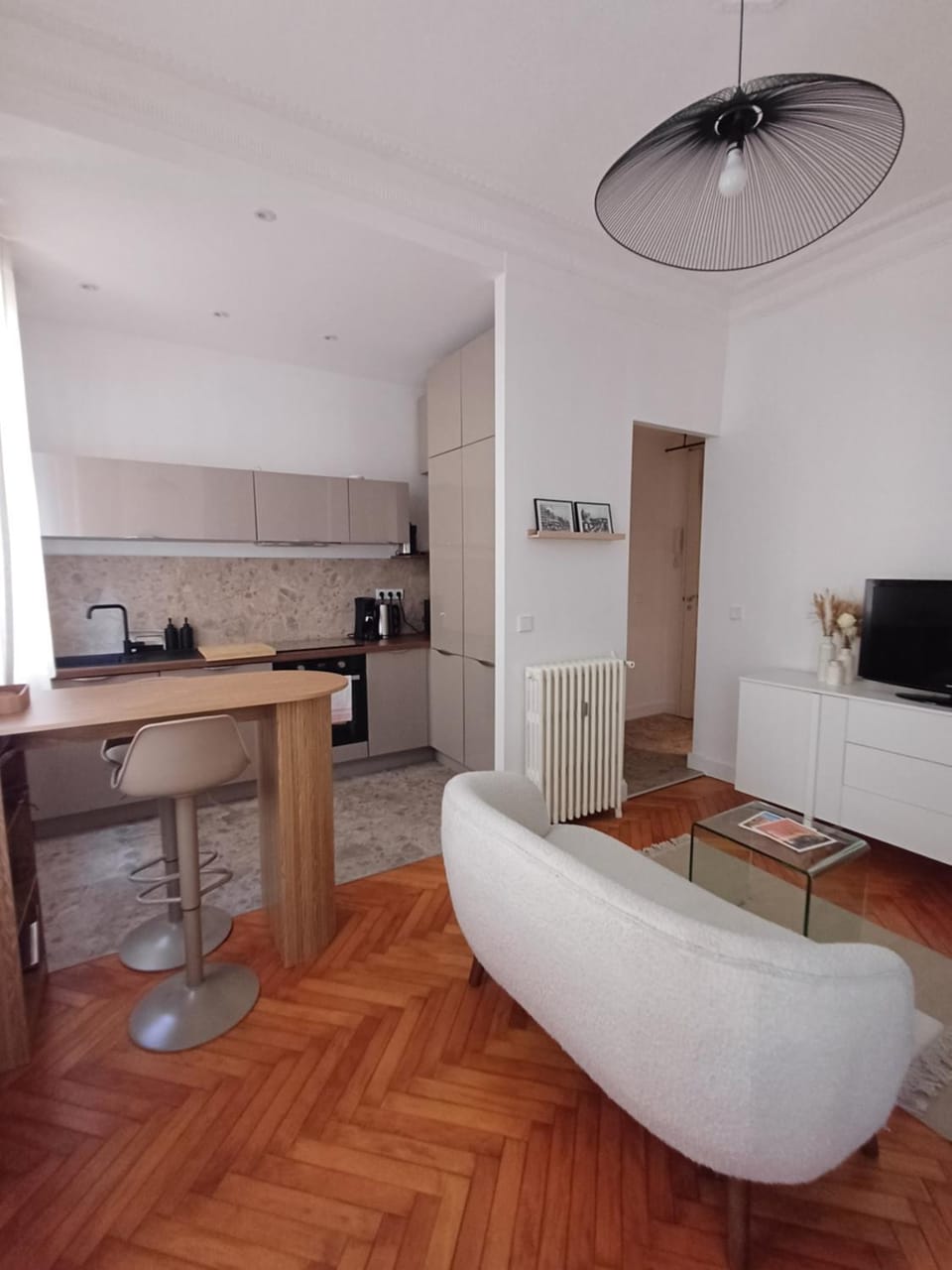 Coffee/tea facilities, Kitchen or kitchenette, Dining area, oven, stove, toaster