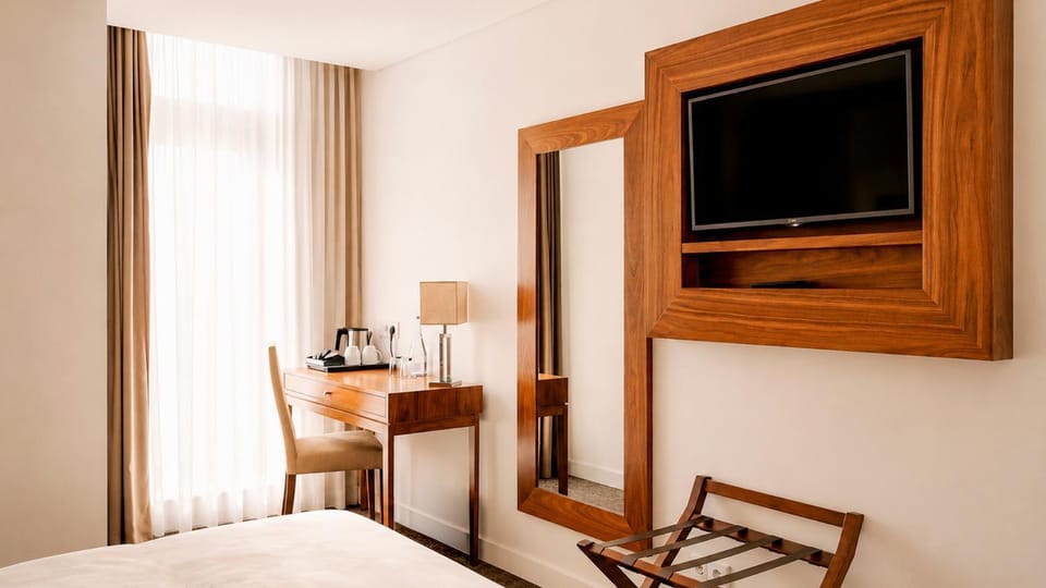 Bed, TV and multimedia, Seating area, Bedroom