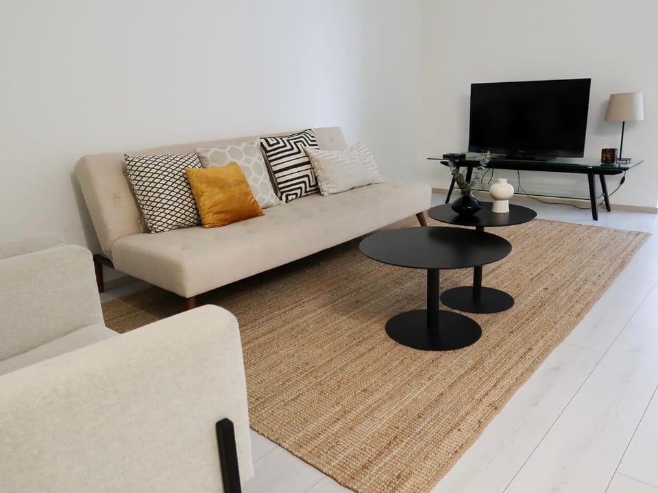 TV and multimedia, Living room, Seating area, Evening entertainment