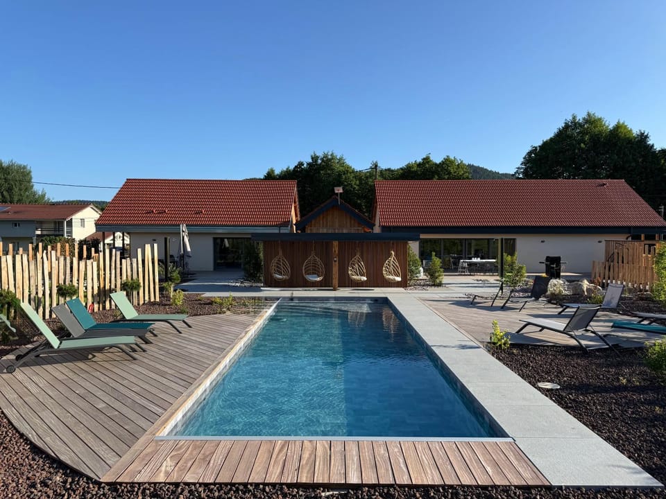 Garden view, Pool view, Swimming pool, sunbed