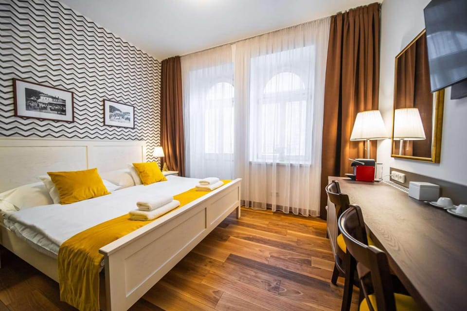 Bed, TV and multimedia, Photo of the whole room, Bedroom