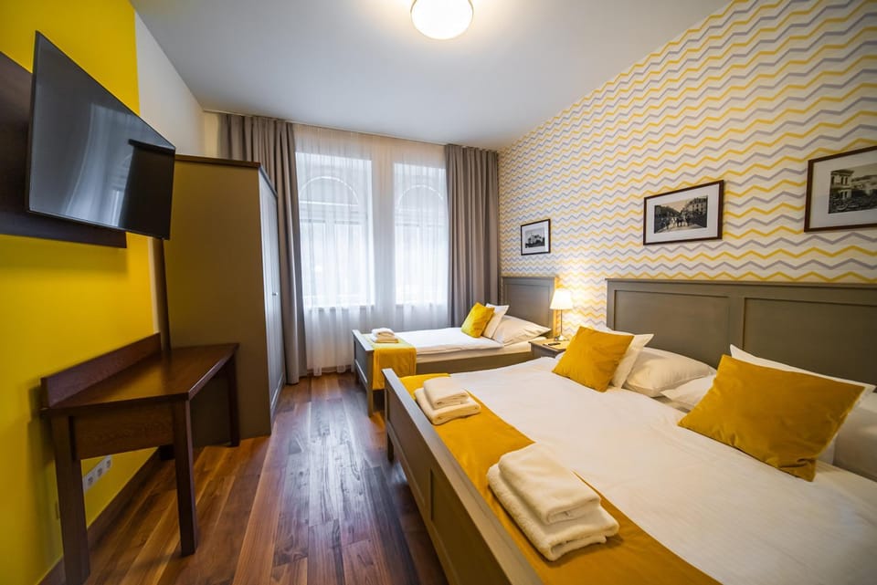 Communal lounge/ TV room, Bed, TV and multimedia, Photo of the whole room, Bedroom, towels