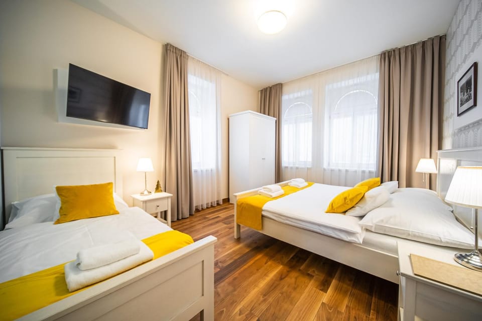 Bed, TV and multimedia, Photo of the whole room, Bedroom, towels