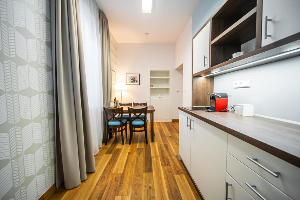 Kitchen or kitchenette, Dining area, stove