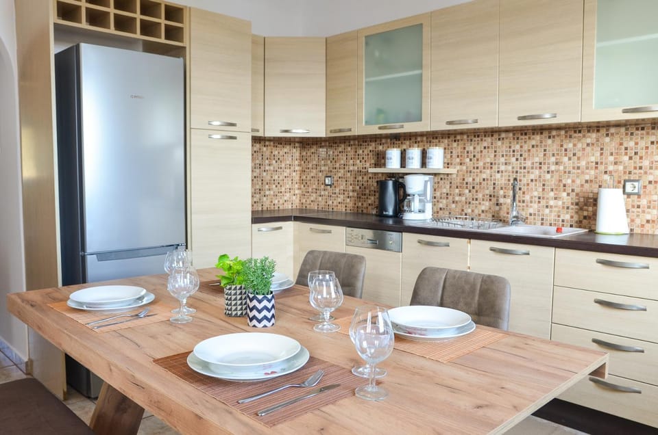 Coffee/tea facilities, Kitchen or kitchenette, Dining area
